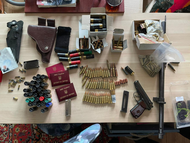СБУ разоблачила в Киеве группировку экс-правоохранителей, которые сбывали огнестрельное оружие и боеприпасы 07