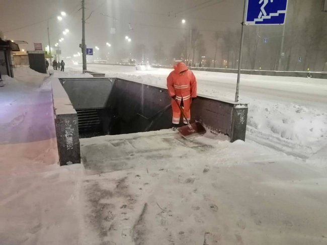 Киев засыпало снегом: город стал в пробках, введено оперативное положение для транспорта 05