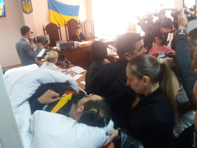 Суд заарештував усіх трьох підозрюваних у нападі на одеського активіста Михайлика без права виходу під заставу 01