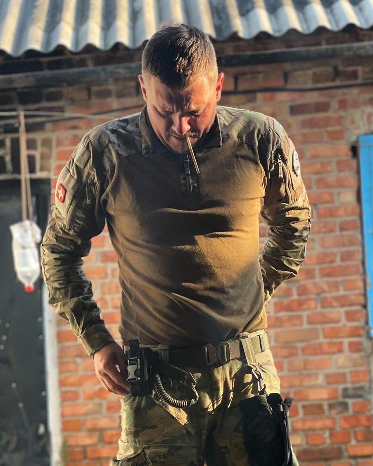 Водій-парамедик Олександр Ніколов: Приїхали на точку передачі пораненого, а вона - на цвинтарі. Замаскували авто, думаємо: ото п**дато - сусіди тихі, пташки цвірінчать. Ніщо не віщувало біди… 07