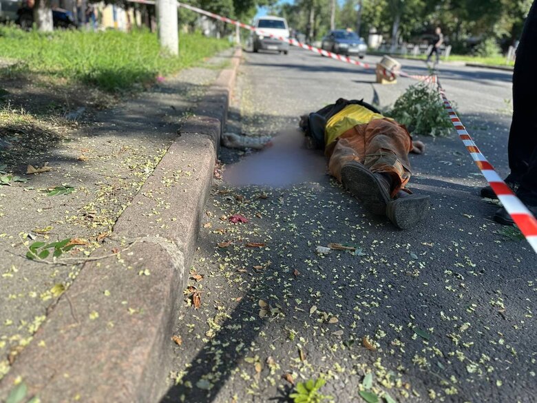 Наслідки ранкового обстрілу Херсона: Загинув 60-річний комунальник, двоє його колег дістали поранення 05