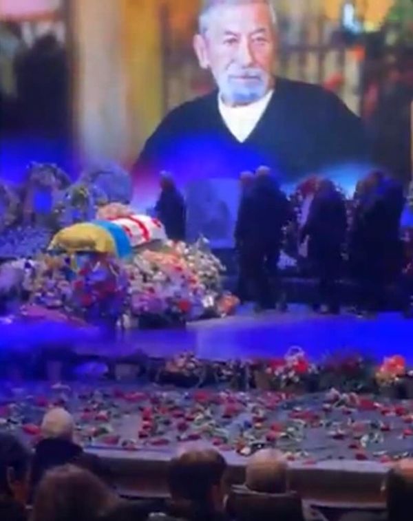 У Грузії прощаються з Вахтангом Кікабідзе, за рішенням сім’ї труну покрили українським і грузинським прапорами 04