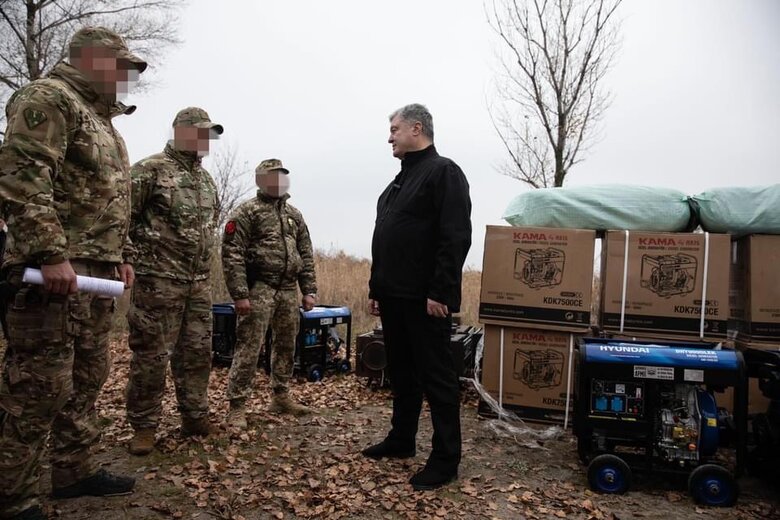 Порошенко привіз допомогу підрозділам ЗСУ, які воюють на східному напрямку 02