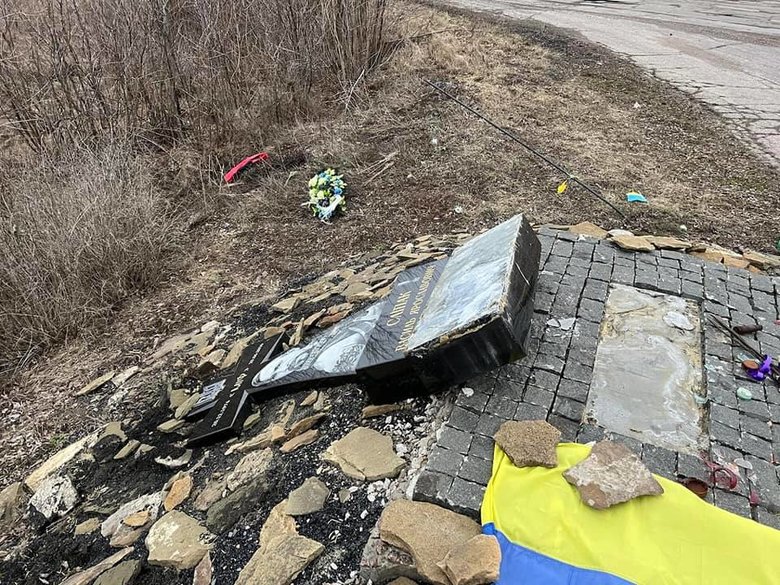 Окупанти знищили пам‘ятник захиснику України Василю Сліпаку біля н.п.Луганське 03