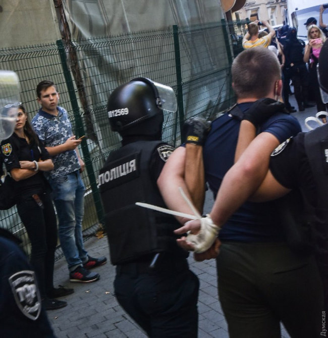 Марш равенства в Одессе закончился потасовками: двое полицейских госпитализированы, задержаны 16 человек 09