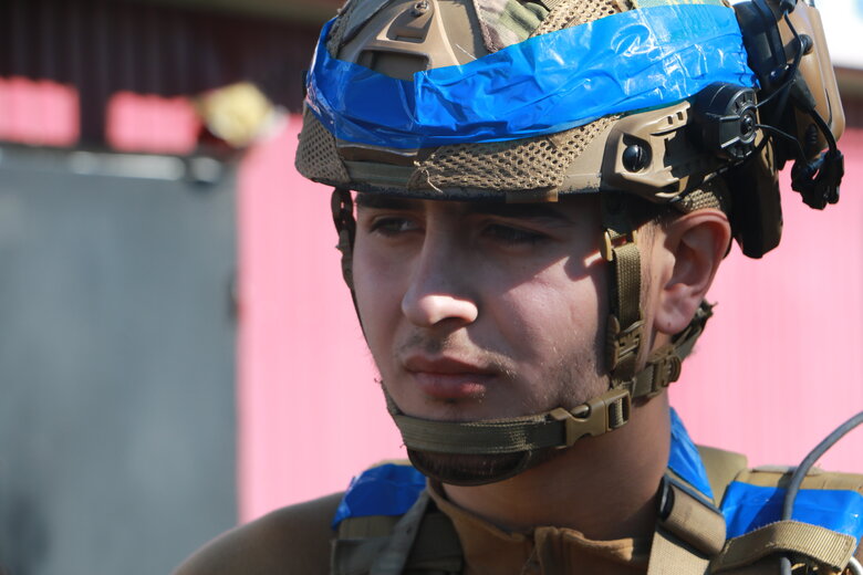 Нацгвардеец Иван Криворотько: Это был лес, но деревьев в нем не было. Были пеньки максимум в 1,5 метра, обрезанные артиллерией. И вдобавок к этому - очень много трупов, частей тел 01