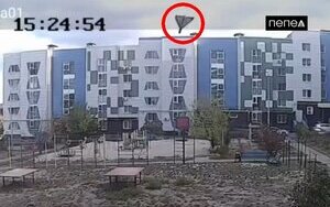 російський дрон атакує будинок у бєлгороді