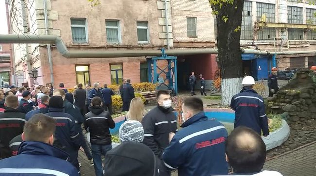 В Беларуси началась всеобщая забастовка: к протестам присоединяются крупные заводы и студенты, люди перекрывают дороги и становятся в цепи 03 В Беларуси началась всеобщая забастовка: к протестам присоединяются крупные заводы и студенты, люди перекрывают дороги и становятся в цепи 03
