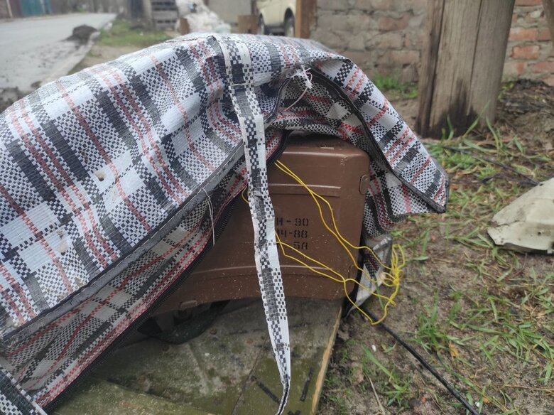 Юрій Цикенюк: Є такі міни, які спрацьовують на ходу людини. Вона пропустить собаку, техніка проїде, а коли відчуває, що йде людина, міна виплигує і вибухає 04