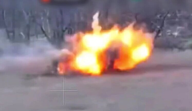 БМП с российскими штурмовиками взрывается на противотанковой мине. ВИДЕО