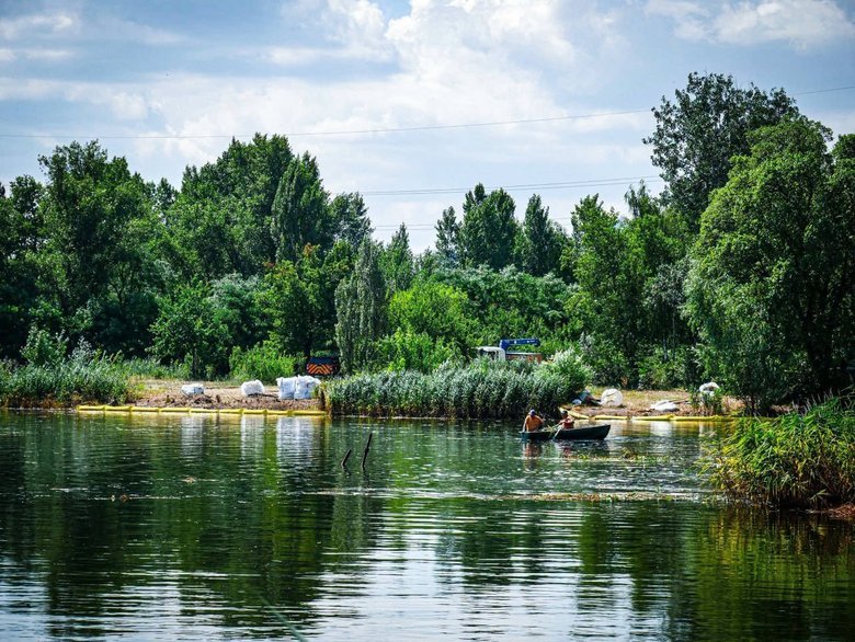 У Києві триває ліквідація забруднення озера Кирилівське після удару РФ