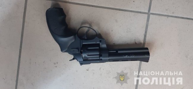 Озброєний чоловік напав на магазин у Львові, - поліція 02