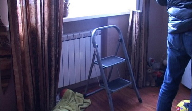 Трагедія на Позняках: мати викинула з 7 поверху дитину й котів, а потім вистрибнула сама, дитина вижила (оновлено)