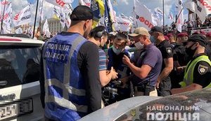 Нацполиция о потасовках между митингующими и правоохранителями на акции ФОПов: Стычки пресекли немедленно, информация о пострадавших не поступала. ФОТО