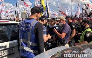 Нацполиция о потасовках между митингующими и правоохранителями на акции ФОПов: Стычки пресекли немедленно, информация о пострадавших не поступала. ФОТО