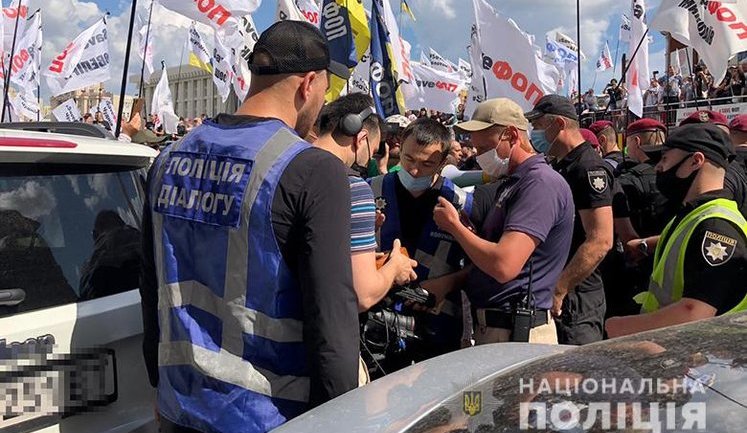 Нацполиция о потасовках между митингующими и правоохранителями на акции ФОПов: Стычки пресекли немедленно, информация о пострадавших не поступала. ФОТО