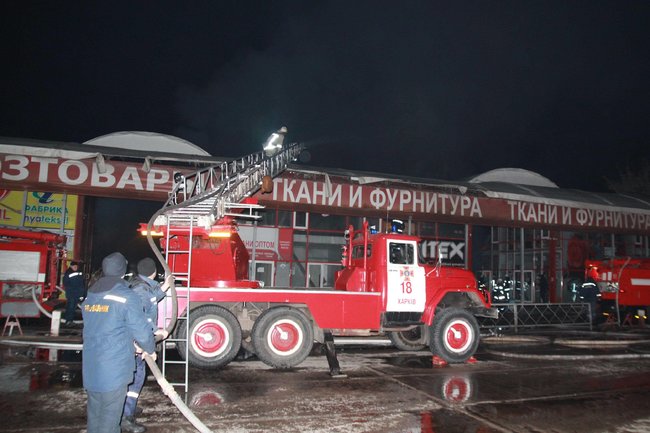 Пожежа знищила частину ринку Барбашово в Харкові 03
