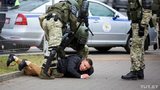 Люди збираються в центрі Мінська на поминальну ходу, туди ж стягуються силовики і техніка, почалися затримання. ВІДЕО+ФОТОрепортаж
