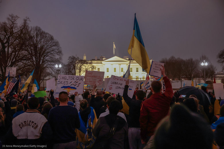 Посольство США показало, як демонстранти зі всього світу підтримують Україну 05