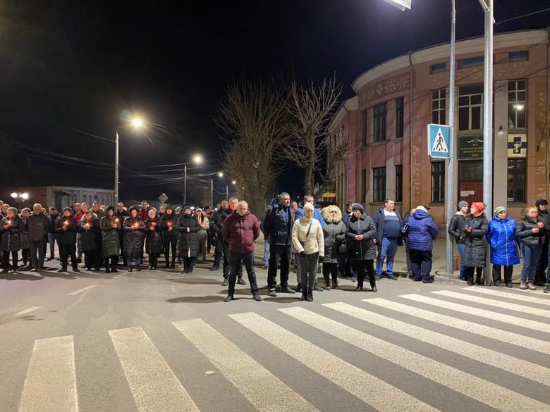 Тульчин живым коридором встретил тело погибшего в результате российского обстрела воина 56-й ОМПБр Дениса Кононенко. Люди стали на колени перед героем 07