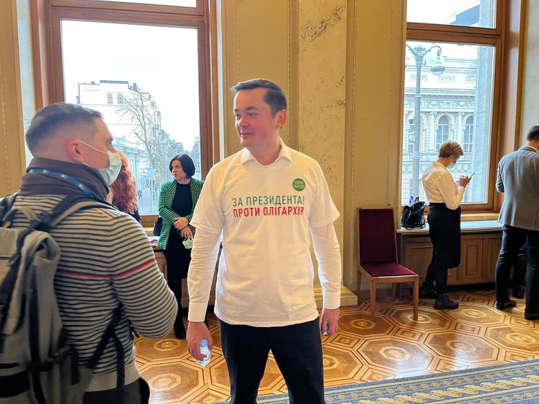 Слуги народу в день виступу Зеленського вбралися у футболки За президента. Проти олігархів 05 Слуги народу в день виступу Зеленського вбралися у футболки За президента. Проти олігархів 05