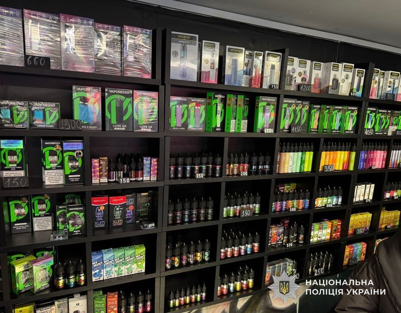 Правоохоронці провели масові обшуки у нелегальних точках продажу нікотинових сумішей та рідин у Дніпрі