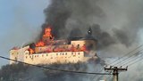 Сильный пожар уничтожил средневековый замок XIV века в Словакии. ФОТО