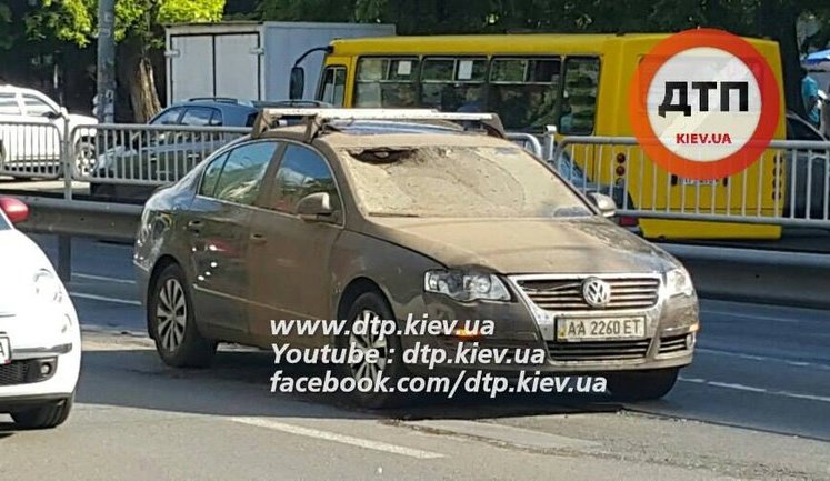 Каналізаційний люк вибухнув і впав на автомобіль у Києві, постраждала дівчина. ФОТОрепортаж