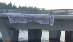 В российском Санкт-Петербурге на мосту имени Кадырова вывесили баннер с призывом "убивать русских". ФОТО