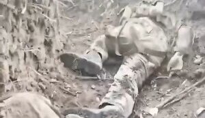 Оккупант между трупами соратников из окопа обращается к Путину: "Нах#й сука вам нужна эта #баная война?! Пацаны гибнут сотнями! Как с этим жить, В.В. Путин, нах#й!?" ВИДЕО