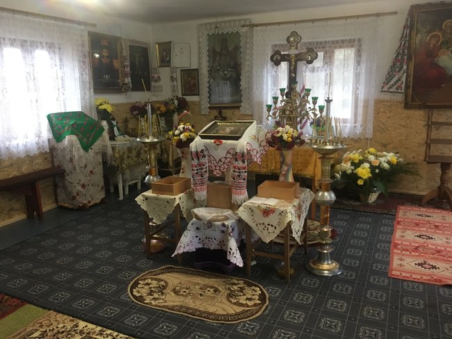 Храм розбрату: Віряни села на Рівненщині моляться в гаражі, доки триває війна церков 17