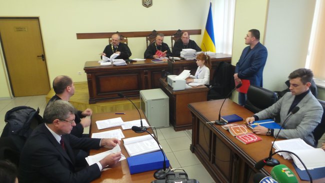 Суд розглядає апеляцію на арешт обвинуваченого у закупівлі неякісних бронежилетів Марченка: під будівлею суду відбувається акція на підтримку генерала 12