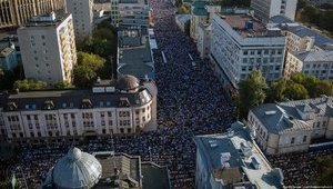 Москвичи широко празднуют Ураза-Байрам. Мусульмане наполнили улицы столицы России. ФОТОрепортаж