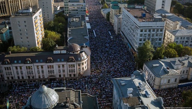 Москвичи широко празднуют Ураза-Байрам. Мусульмане наполнили улицы столицы России. ФОТОрепортаж