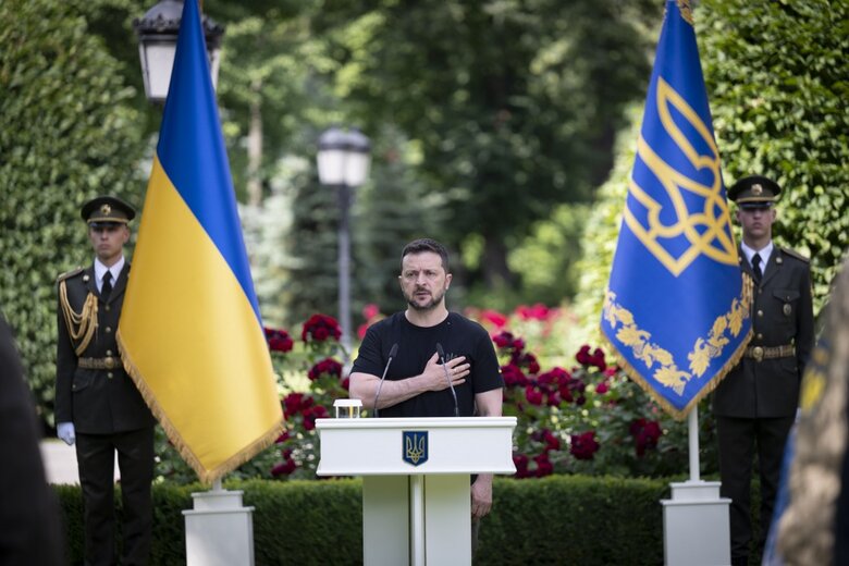 Зеленський вручив нагороди з нагоди Дня Конституції