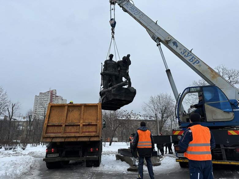 У Києві демонтували пам’ятник екіпажу радянського бронепоїзда Таращанець 02