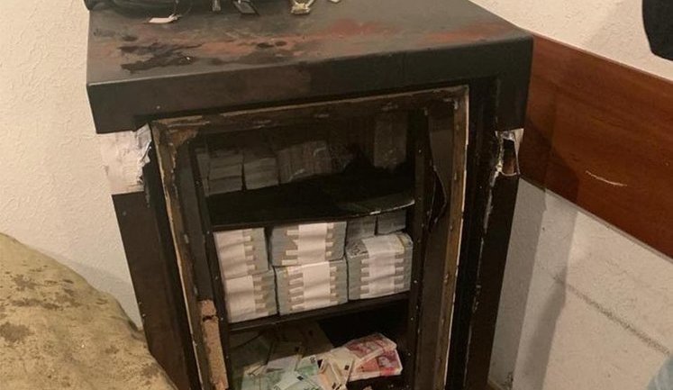 "У сейфі голови Окружного адмінсуду виламали двері! Вимагаємо позачергового засідання ВР", - реакція соцмереж на затримання брата Вовка Зонтова зі $ 100 тис. хабаря