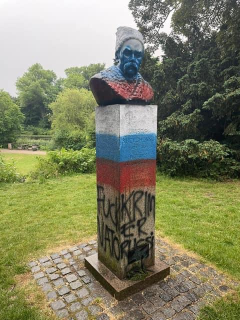 Памятник Шевченко в Копенгагене осквернили, раскрасив в цвета флага РФ 01