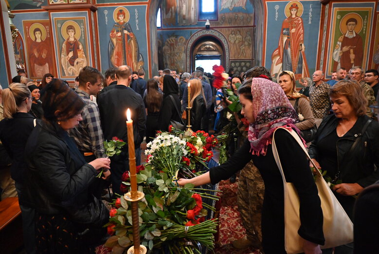 Із бойовим медиком Євгеном Бешлягою, який загинув під Бахмутом під час здійснення евакуаційної місії, попрощалися у Києві 20