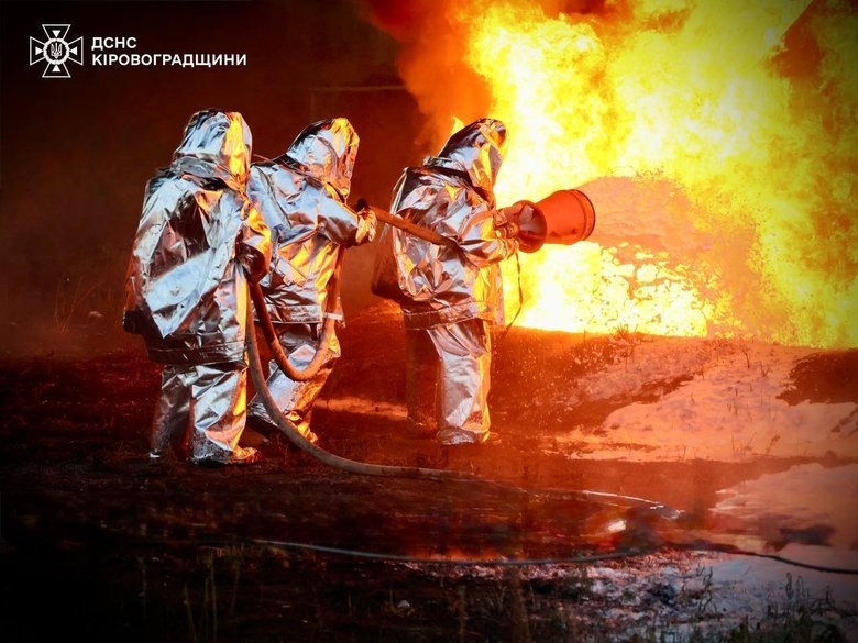 Ворожий удар по обласному центру: атаковано підприємство, виникла пожежа