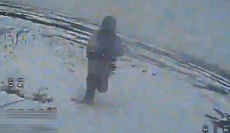 Росіянин чимдуж біжить засніженим полем назустріч українському дрону і своїй смерті. ВIДЕО