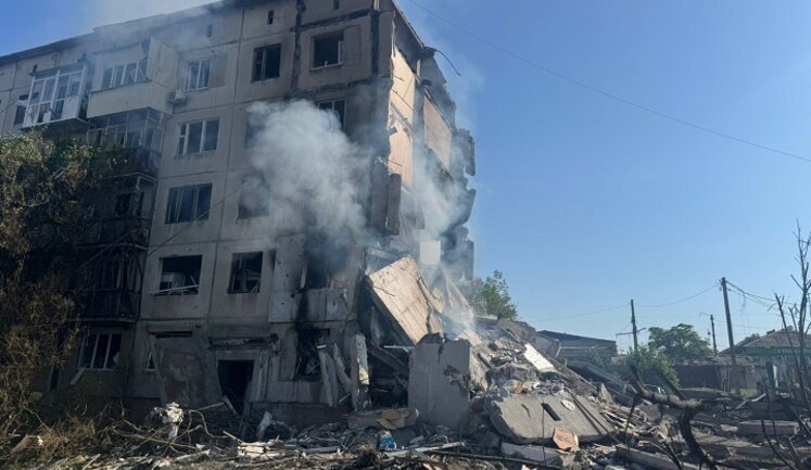 Росіяни вночі вдарили ФАБами по Костянтинівці: під завалами будинку можуть бути люди. ФОТОрепортаж