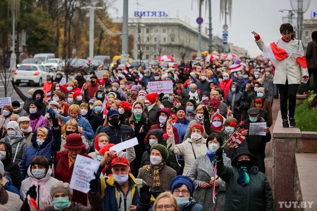 Многолюдный марш пенсионеров и медиков прошел в Минске 15