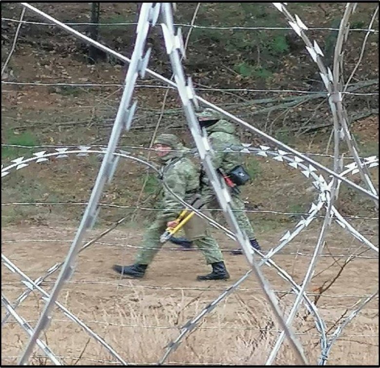 Поляки сфотографировали белорусских пограничников с инструментом для резки заграждений 01