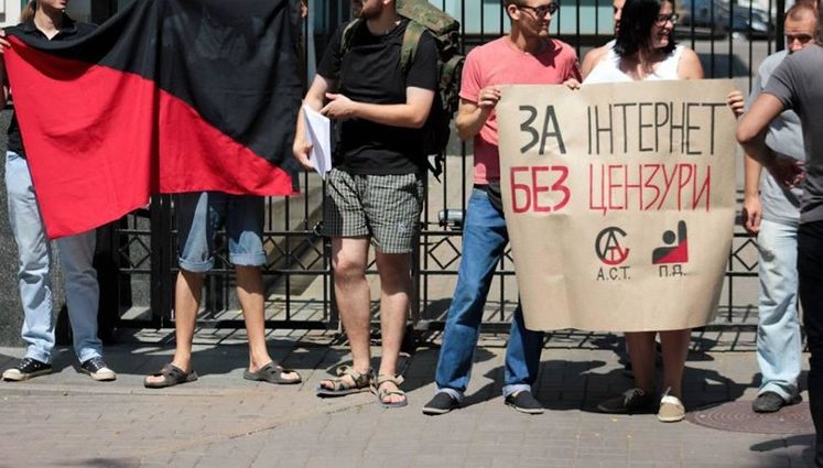 "Депутаты-паразиты не дают нормально жить", - под офисом Партии регионов митинговали против нового Трудового кодекса. ФОТОрепортаж