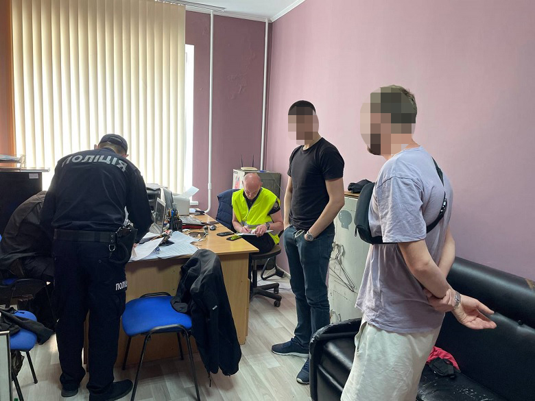 У Києві  викрили двох молодиків, які знімали роботу ППО 02 У Києві  викрили двох молодиків, які знімали роботу ППО 02