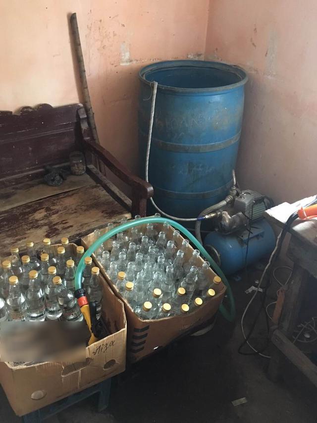 Налоговики на Львовщине пресекли производство фальсифицированного алкоголя и раскрыли сеть по его продаже 08