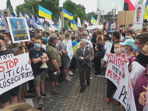 Под Печерским судом в Киеве состоялась акция в поддержку Порошенко 08