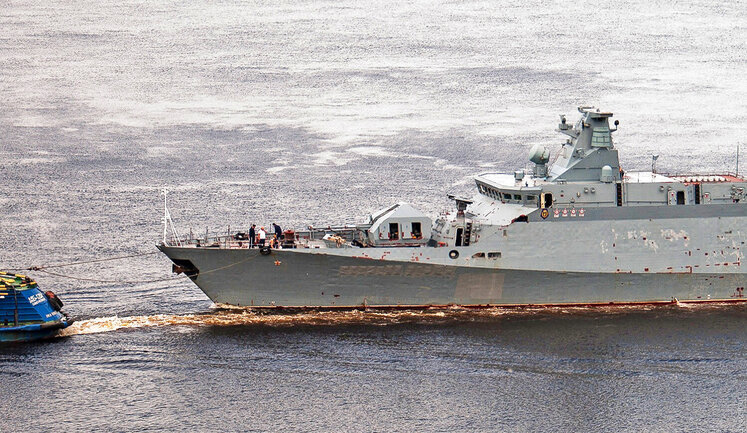 Російський корвет, пошкоджений Силами оборони України, буксирують Волгою на завод. ФОТО