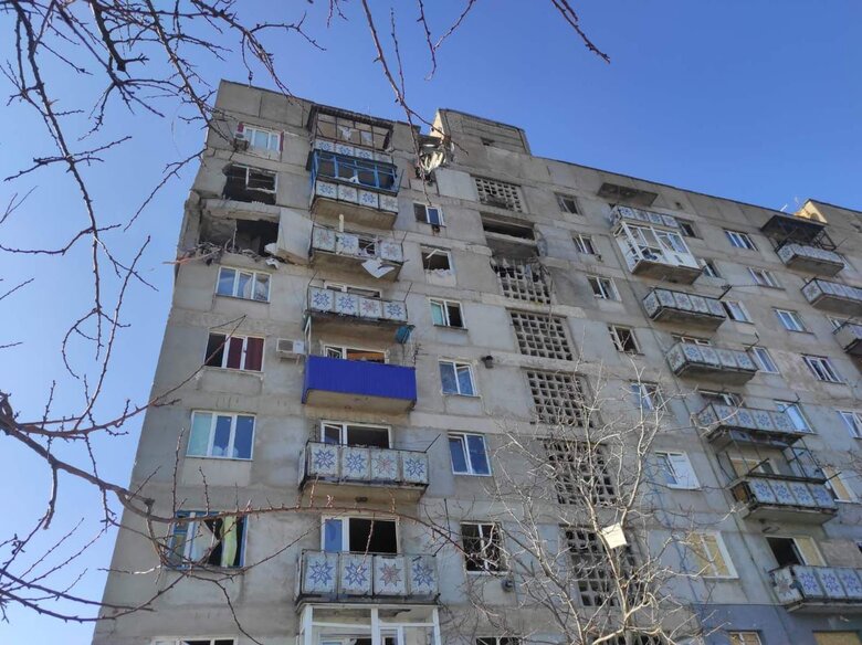 Російські військові обстріляли містечко Нью-Йорк на Донеччині, пошкоджено багатоповерхівку, - Кириленко 01